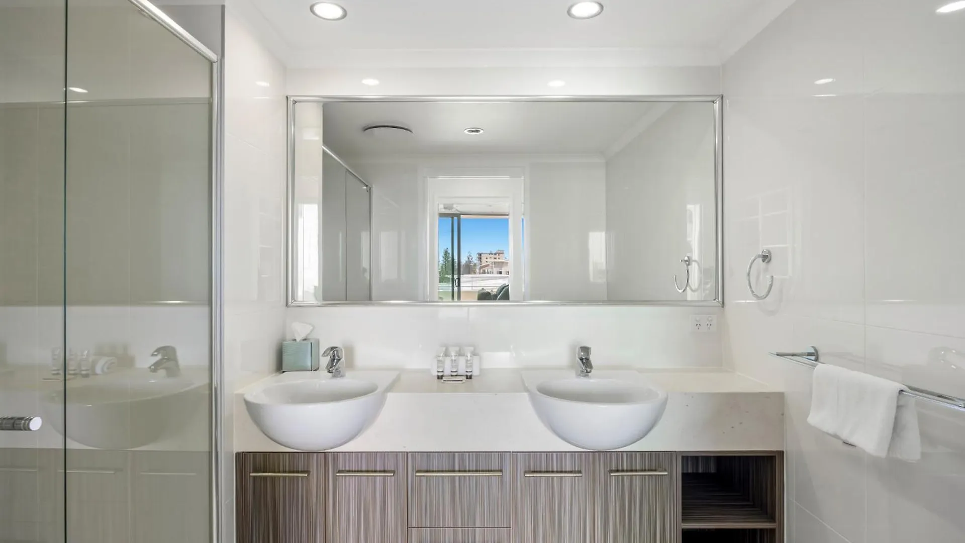 Daire Beachside Stunning 3-Bed With Ocean View & Pool Caloundra Avustralya