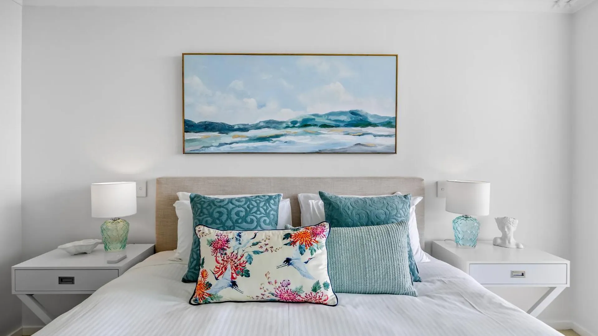 Beachside Stunning 3-Bed With Ocean View & Pool Caloundra